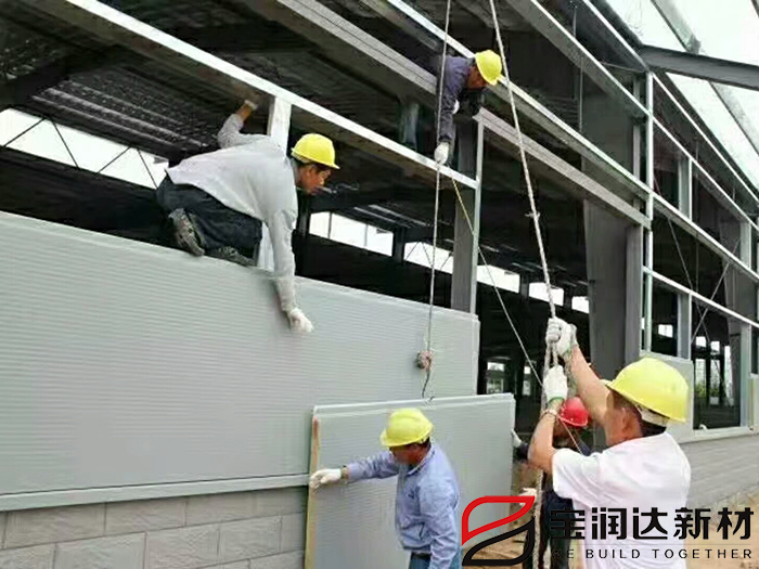 為什么鋼結(jié)構(gòu)建筑都選擇“聚氨酯夾芯板”？