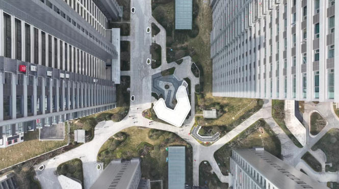 40℃+熱浪“烤”驗(yàn)建筑！“清涼鎧甲”正成為高溫城市的救命科技！
